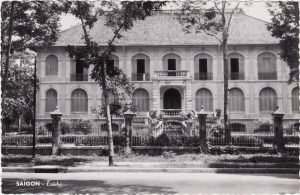 Ngôi nhà cổ nhất Sài Gòn thuộc khu vực văn phòng Giám Mục. Dù trải qua nhiều trùng tu, lần gần đây nhất 1980, nhưng hình dáng bên ngoài vẫn được giữ nguyên suốt 200 năm qua